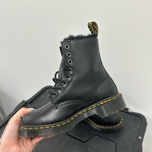 DR MARTENS SERENA 1460 FAUX FUR 6W